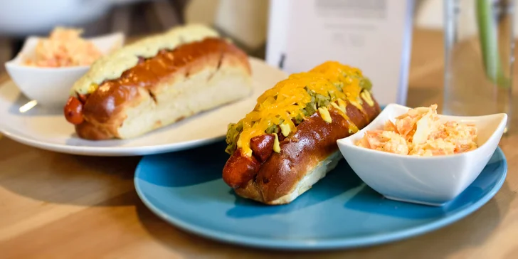 Cheddar Hot dog alebo Corn ´n´ bacon Hot dog aj s Kofolou