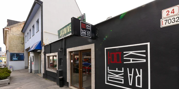 Karaoke bar sa nachádza v cebtre mesta - na Vysokej ulici.