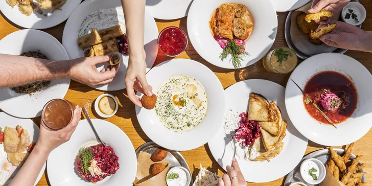 Součástí hotelu je ukrajinská restaurace Buď Laska. 