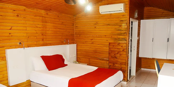Součástí každého bungalovu je koupelna se sprchovým koutem, toaletou a fénem. 