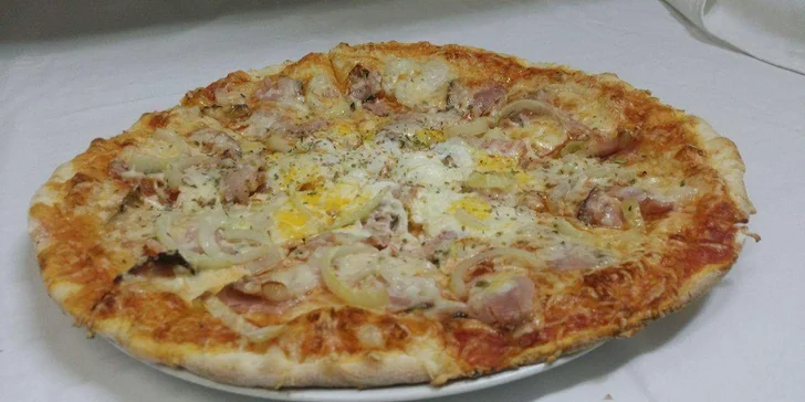 V nabídce je Prosciutto, Hawai, Vegetariana, Quattro Formaggi a další.