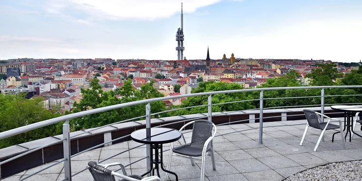 Kavárna má terasu v prvním patře památníku na Vítkově, takže odsud budete mít parádní výhled na Prahu. 