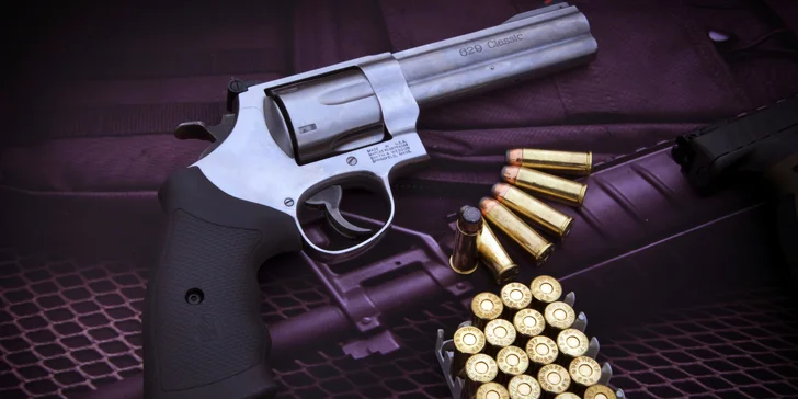 Také vám tu zapůjčí ochranu zraku i sluchu. Těšit se můžete na revolvery Smith&Wesson, americkou pušku M14 s optikou či M305 i samonabíjecí brokovnici Beretta. 