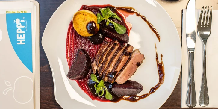 Kačacie prsia sous-vide na omáčke z červeného vína v HEPPiApple restaurant