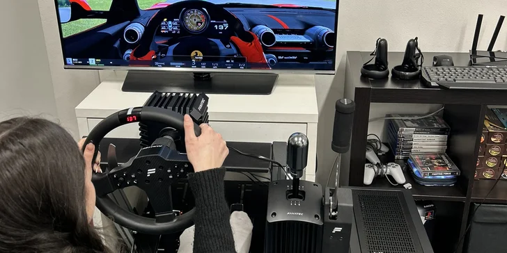 Pro milovníky adrenalinu je připravená i varianta s hodinou závodního simulátoru!