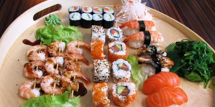 Dostanete také mořské řasy, salát, wasabi a zázvor.