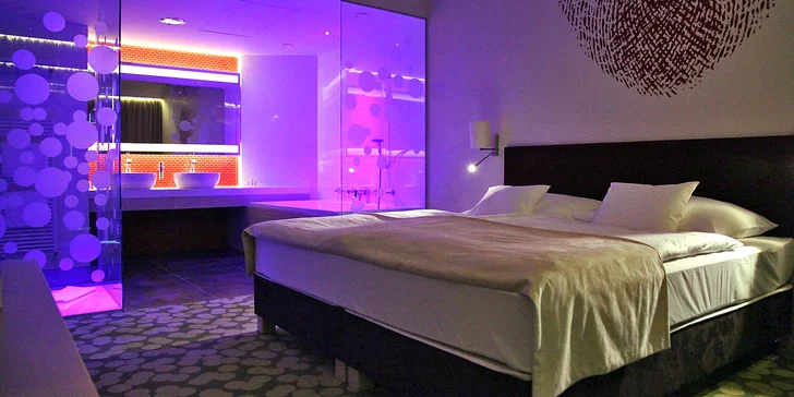Na výběr máte dva typy ubytování: dvoulůžkový pokoj nebo rodinný apartmán.
