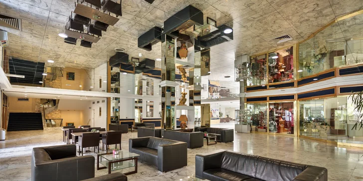 Hotel stojí hned u zastávky MHD.