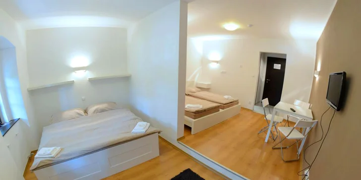 Všechny pokoje mají TV a vlastní koupelnu se sprchovým koutem. 