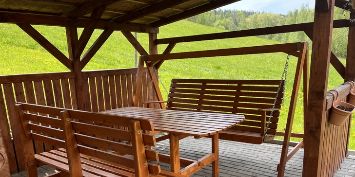 Nemusíte byť zalezení len vnútri, vonku sa dá posedieť pod pergolou.