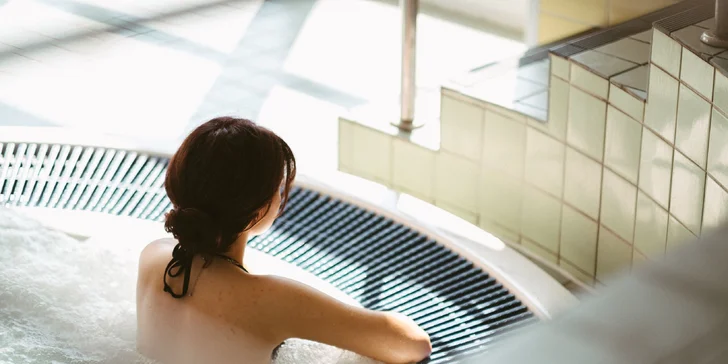 Relaxovat můžete také ve vířivce a sauně.