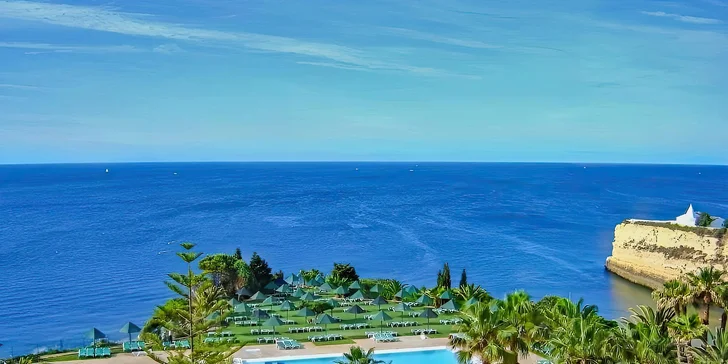 Hotel stojí na útesu a nabízí parádní výhledy na oceán. 