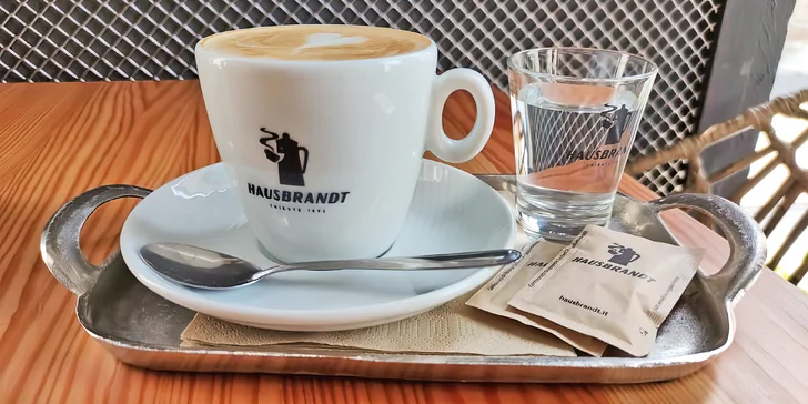  Pro milovníky sladkého tu mají dezerty a kvalitní kávu značky Hausbrandt. 