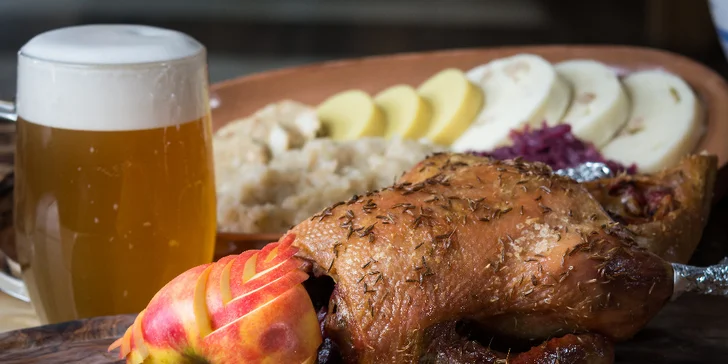 Pokud přijdete 12. 11., nalijí vám k menu také sklenku Svatomartinského vína nebo půllitr piva. 