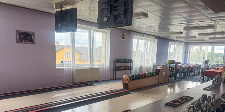 Vezměte si vlastní sportovní obuv se světlou podrážkou (boty se tu nepůjčují). 
