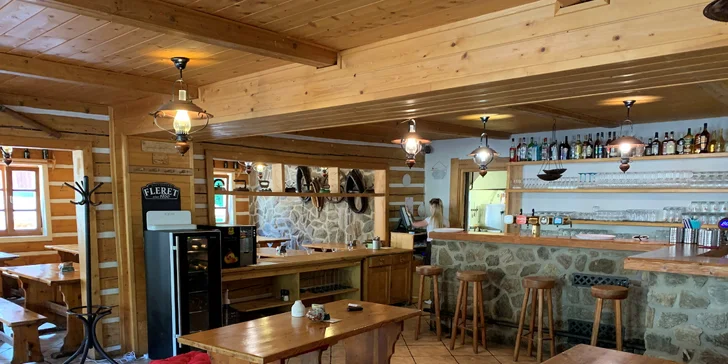K restauraci patří i terasa. Také je tu dětský koutek a hřiště. 