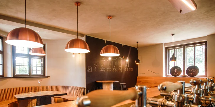 K pivovaru patří i restaurace, kde si můžete dát nějakou dobrotu k pivu – nebo rovnou na pivu vařenou.
