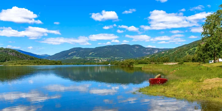 Nevynecháte ani horskou Orlí cestu a po nejznámějším fjordu Geiran­gerfjordu se budete moci projet výletní lodí.