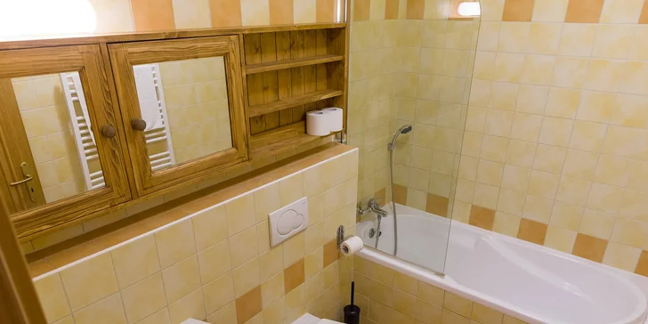 Kúpeľne sú vybavené vaňou alebo sprchovacím kútom, WC a fénom.