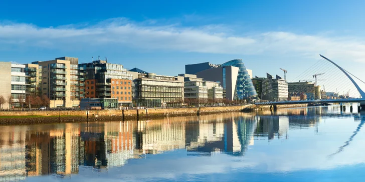 Dublin je známý pivovarem Guinness, palírnou whisky Old Jameson i uličkami plných barů s živou hudbou. 