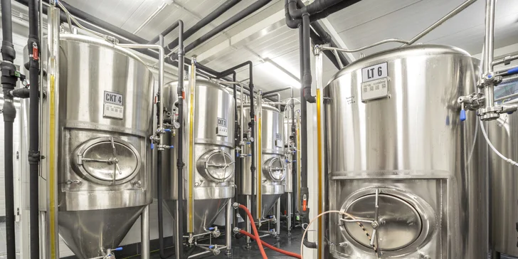 A pochopitelně tu čepují pivo z minipivovaru. Aktuálně vaří 5 druhů. 