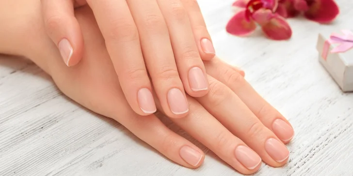 Posílení vašich nehtů: Luxusní manikúra a keratinizace nehtu