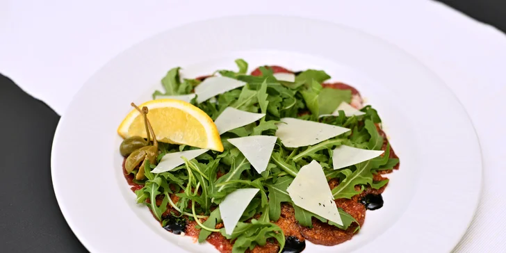 Jako předkrm můžete zvolit hovězí carpaccio s pestem ze sušených rajčat.