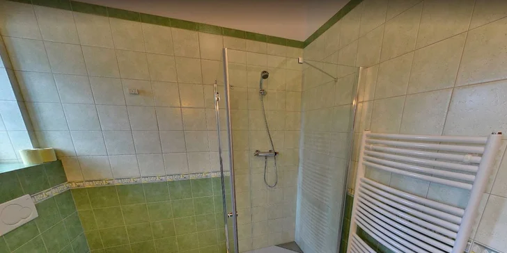 Každý pokoj má vlastní koupelnu s WC.