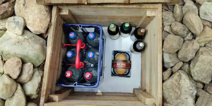 Najdete tu i nádobí a konvici na vodu i přírodní kamennou chladničku, která uchová vaše potraviny.