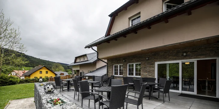 K penzionu patří také pergola s grilem a ohništěm.