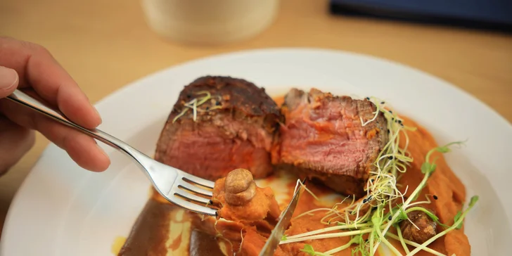 Restaurace nabízí krajové speciality – doslova se tu můžete projíst jižními Čechami.