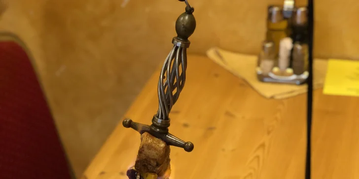 Jako přílohu dostanete 300 g opékaných brambor na rozmarýnu, které si můžete máčet ve třech druzích omáček.
