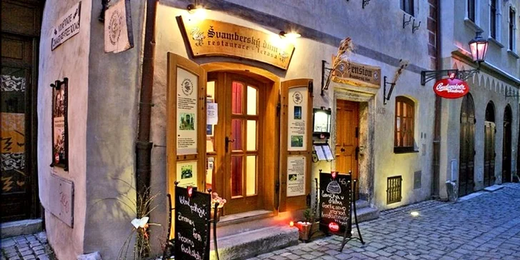 Hotel se nachází v autentickém gotickém domě v Soukenické ulici asi 20 metrů od náměstí. 