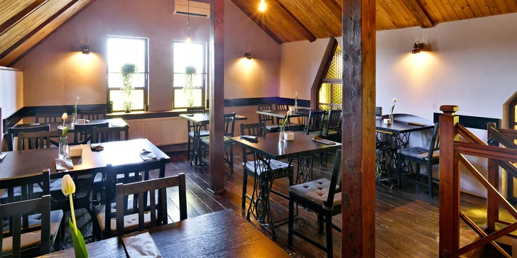 Ve FRISK restaurant & baru budete mít na výběr ze dvou druhů steakových prken.