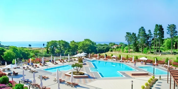 Dominantou hotelu je prosluněná terasa s bazénem, obklopená udržovanou zelení.