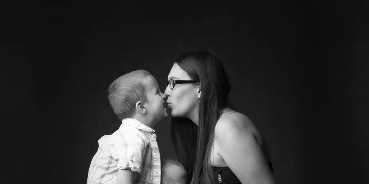  V ateliéru strávíte 60 minut a poté obdržíte 10 profesionálně upravených fotografií a dalších 20–30 fotek v plném rozlišení (vybírat se bude z cca 200 pořízených záběrů). 