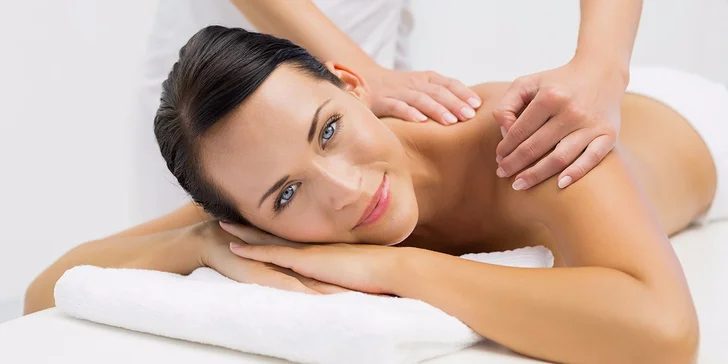 Relaxační prohřívací masáž prováděná olejem z Mrtvého moře