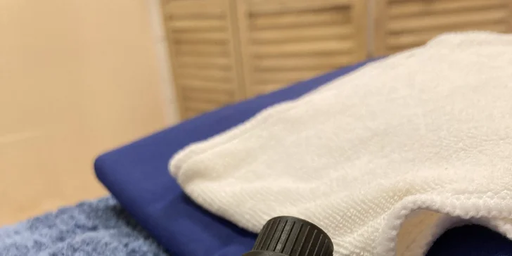 Dopřát si můžete indickou masáž hlavy, relaxační masáž, nahřáté lávové nebo havajskou masáž Lomi Lomi.

