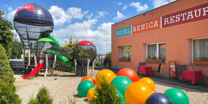 Na svoje si tu prídu aj rodiny s deťmi, pre ktoré je tu parádne ihrisko aj vnútorná herňa.