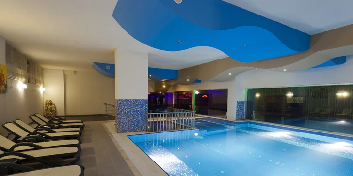 Hotel má hned tři bazény. 