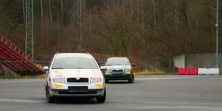 Po odjetí zaváděcích kol instruktor opustí trať se safety car a dále vás naviguje vysílačkou. 