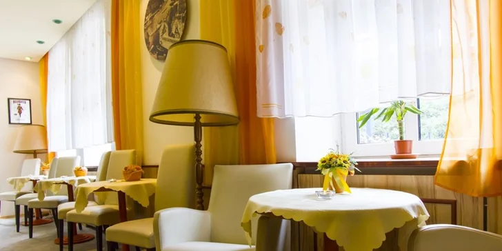 Každé ráno si dáte snídani. Podle obsazenosti hotelu je bufetová, nebo servírovaná. 