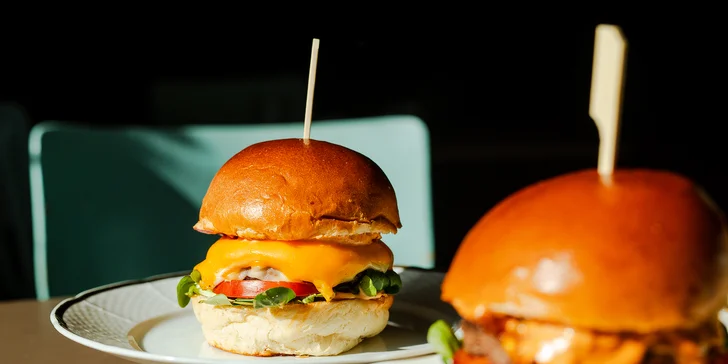 Milujete syr? Siahnite po Cheese Burger, ktorý vás poteší hneď niekoľkými druhmi syra a tajnou omáčkou, ktorá mu dodá ten správny šmrnc.