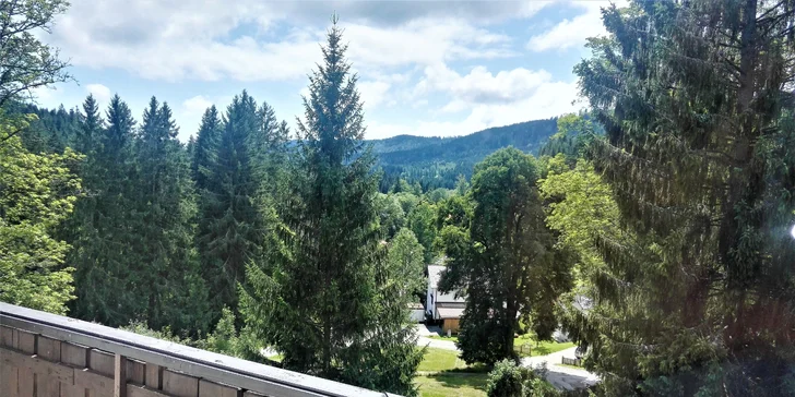 Většina pokojů má balkon s výhledem do krajiny.
