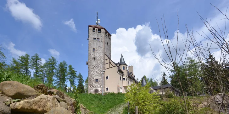 Restaurace připomíná středověký hrad.
