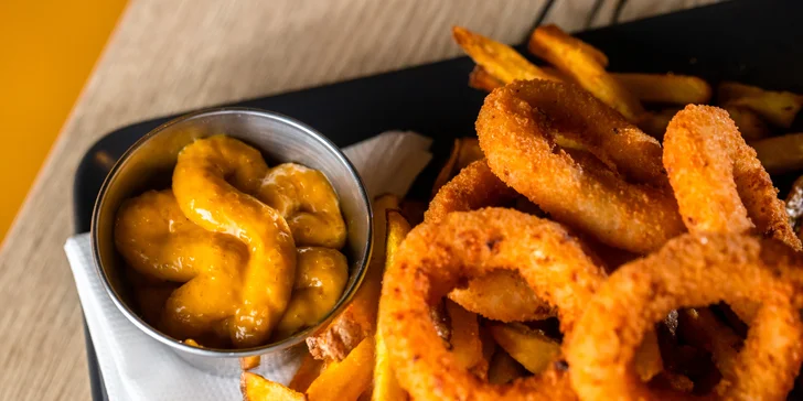 Súčasťou menu sú aj cibuľové krúžky
