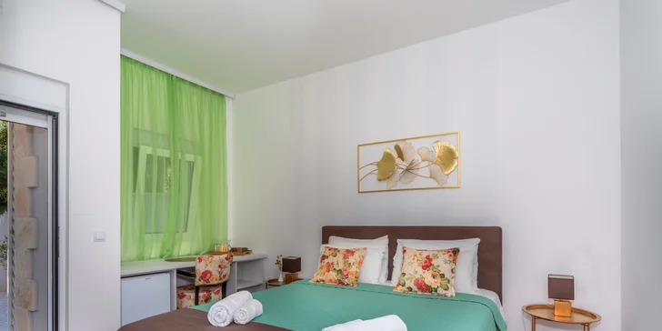 Ubytujete sa v niektorom z komfortných apartmánov s jednou spálňou alebo v dvojlôžkovej izbe.