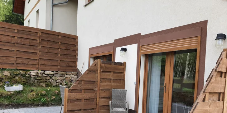 Některé apartmány mají terasu, jiné přímý vstup na zahradu.