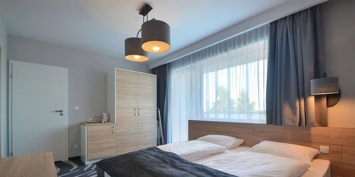 Ubytujete se v moderně vybavených pokojích, kde využijete Wi‑Fi, TV, balkon s posezením a koupelnu se sprchou. 