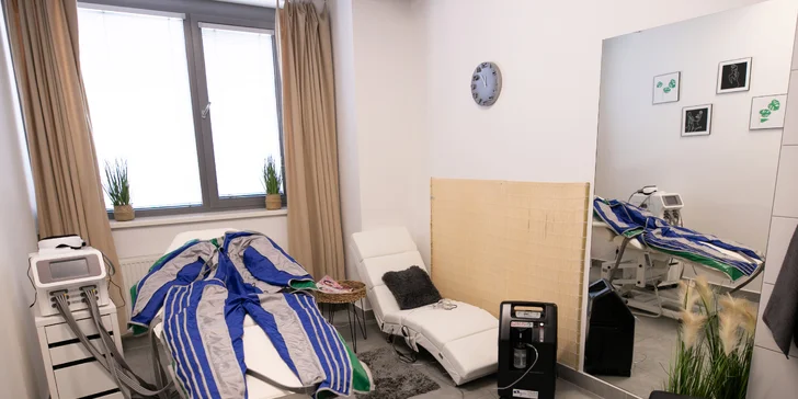 Lymfodrenáž je vykonávaná pomocou Profi lymfodrenážneho stroaj BR-601 s 24 komorovým systémom. Prístroj má 4 úrovne intenzity, čo ešte zvyšuje jeho efektivitu. 